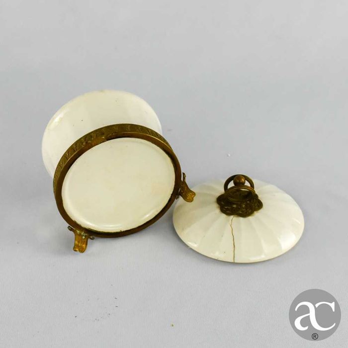 Caixa em porcelana e metal dourado, de finais do século XIX/início do XX