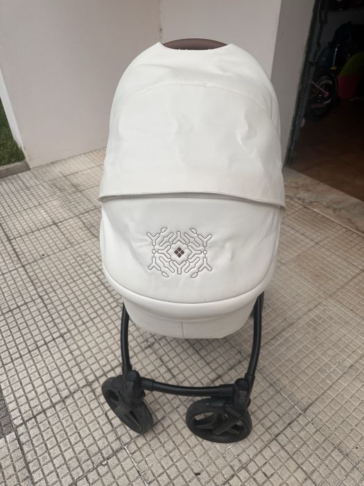 **Vendo carrinho de bebé usado em bom estado, com alguns sinais de uso**