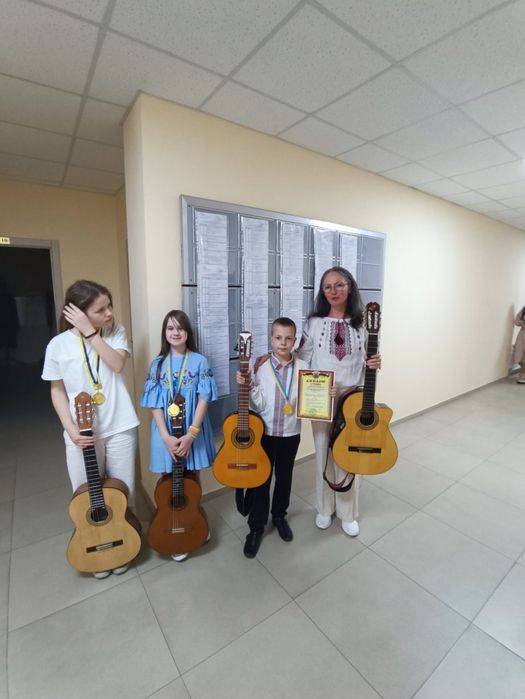 Уроки гри на класичній гітарі. Електрогітара, укулеле.