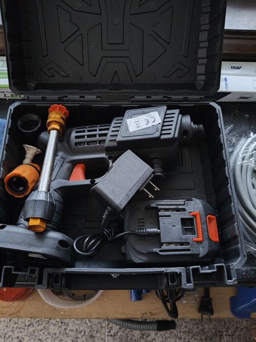 Pistola de lavar a bateria.