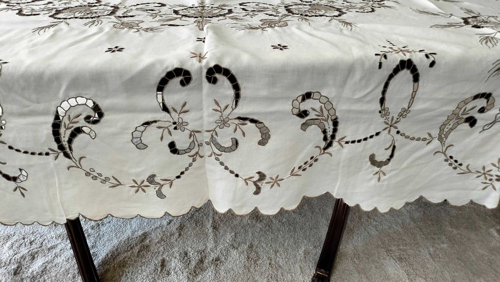 Toalha de linho com bordado da Madeira 230x140 cm- 12 guardanapos