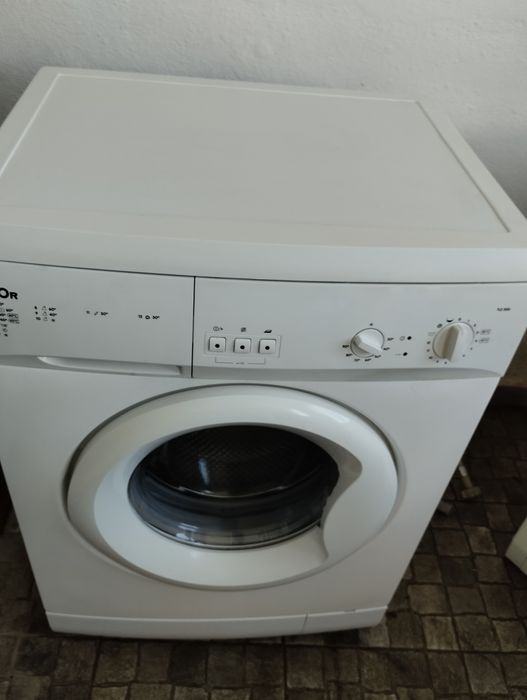 Máquina de lavar roupa a funcionar
