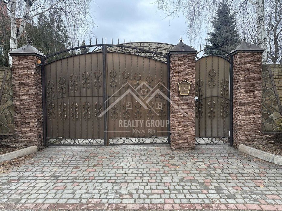 Продаж великого будинку в центрі міста