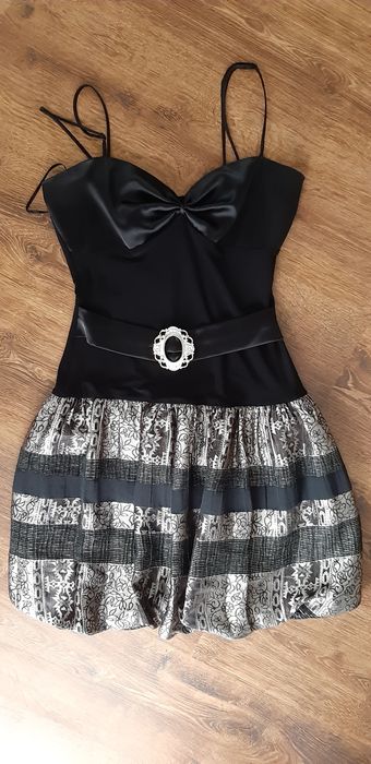 Czarna sukienka.