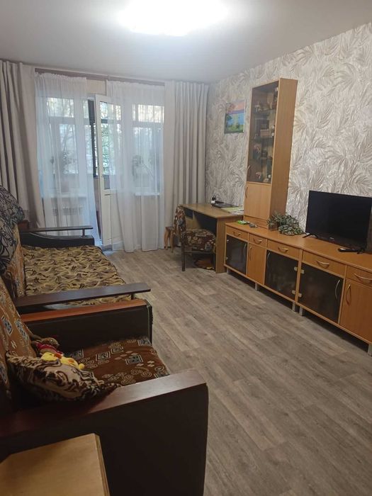 3к.кв. 2/5 Ощепкова , перший двір від метро. (405001)