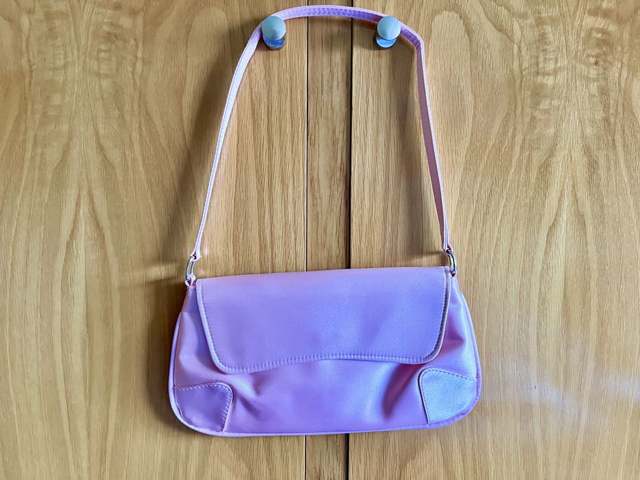 Pequena mala de ombro em cetim rosa