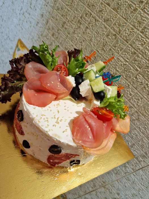 Солоний торт,  еклери та капкейки