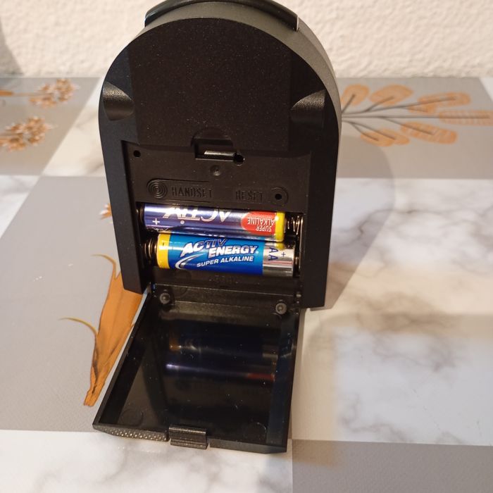 analogowy budzik radiowy marki Meister Anker.