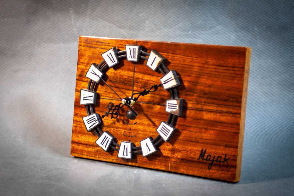 Дерев'яний кварцовий настінний годинник "Маяк" 60-х років