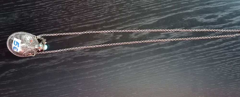 Colar com pingente frasco de perfume retirar na lameira.