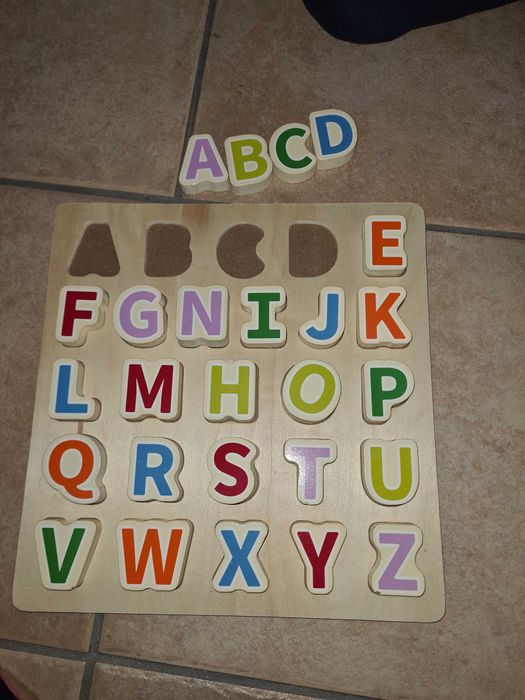 Brinquedos- jogo de encaixar letras