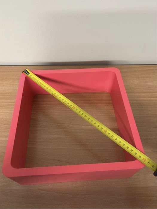 Cubo rosa para fixar na parede