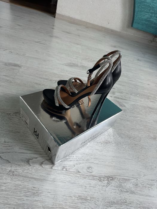 Sandały na wysokim obcasie i platformie Kazar