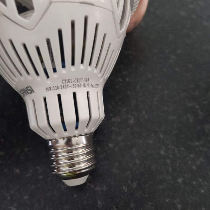Sansi lampa LED        .
