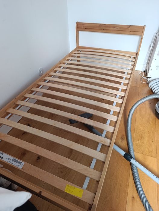 Cama de madeira solteiro ikea + colchão