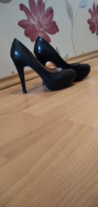 Czarne buty na szpilkach