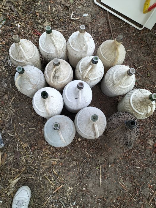 28 Garrafões de vidro