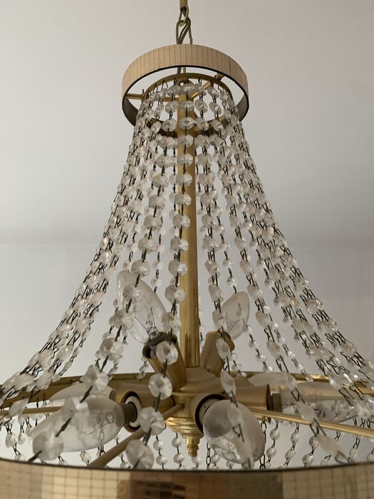 Candeeiro lustre em vidro e dourado.