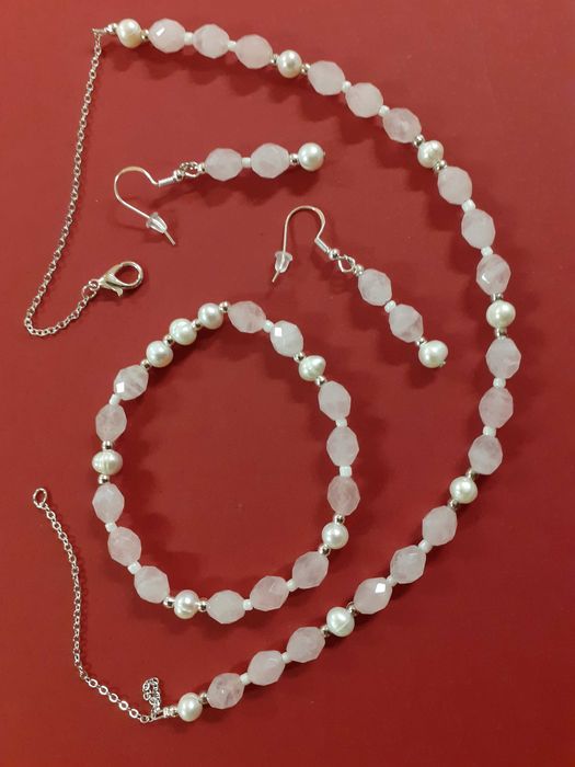 Komplet biżuterii kamień kwarc różowy - bransoletka i kolczyki różne