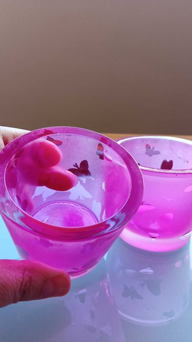 Porta velas  em vidro (rosa choque) 3€ os dois.