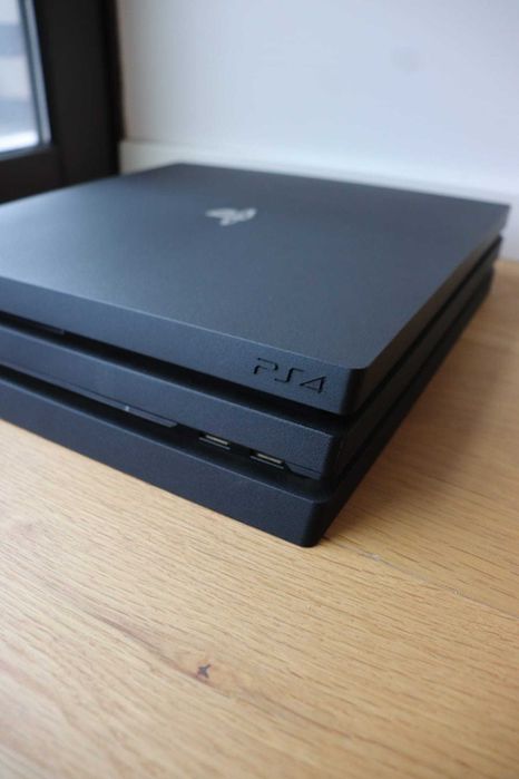 PS4 Pro 1TB + 2 Comandos + 5 Jogos