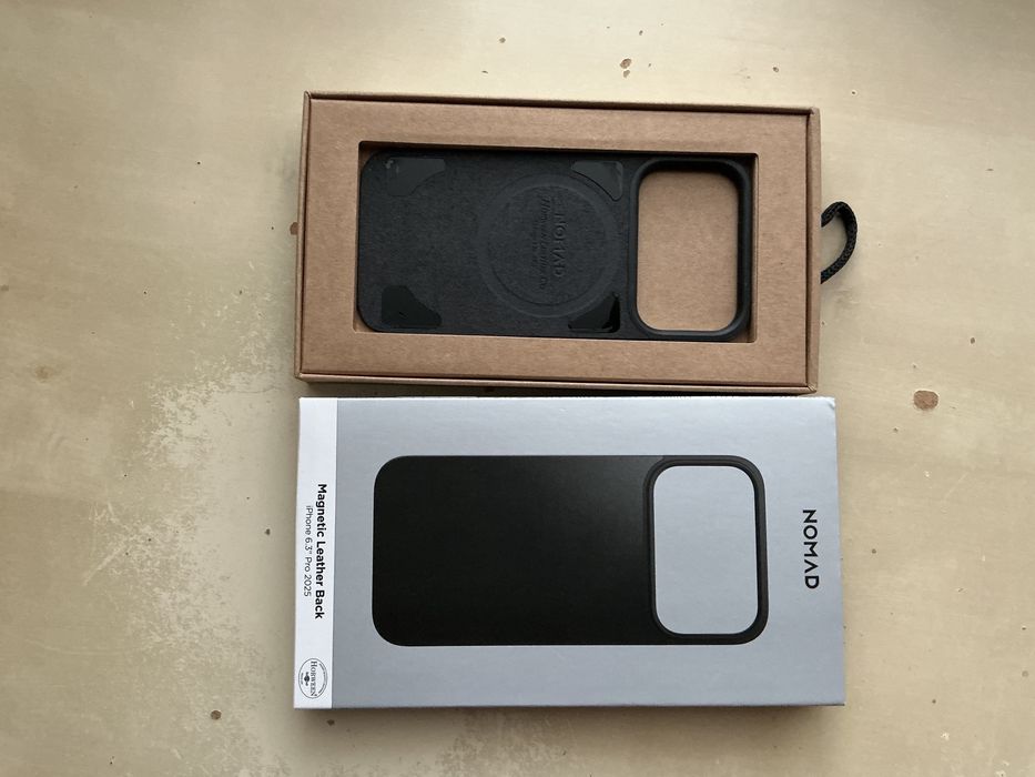 Skórzane etui Nomad Magnetic Leather Back do iPhone 17 Pro czarne