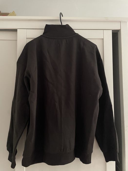 Bluza z zamkiem half ZIP z haftowanym napisem wellness atelier
