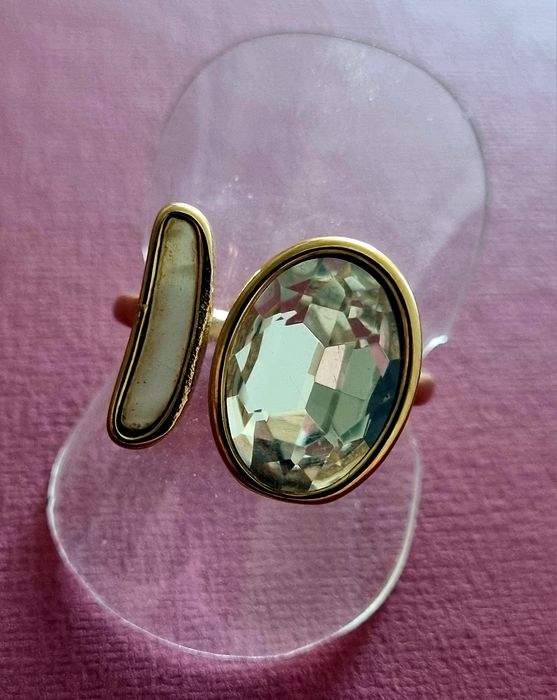 Anel dourado, em aço, com pedra de vidro e madrepérola. T20