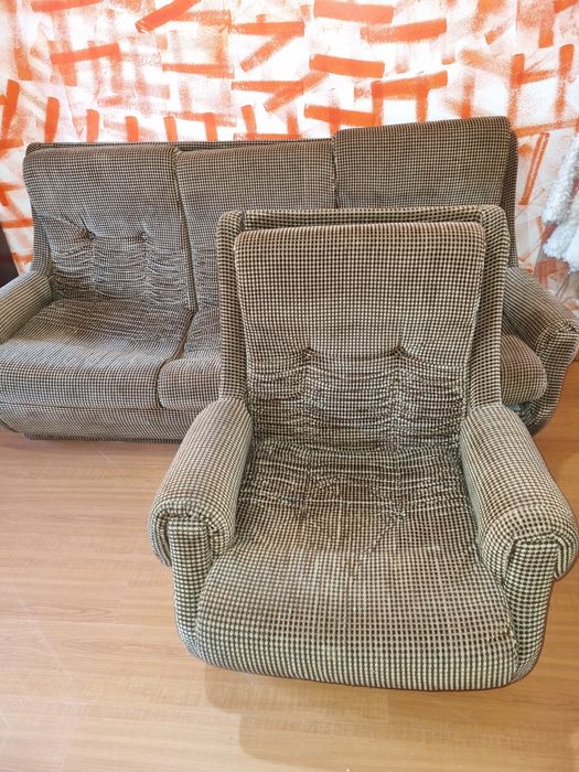 Sofás em tecido bege escuro