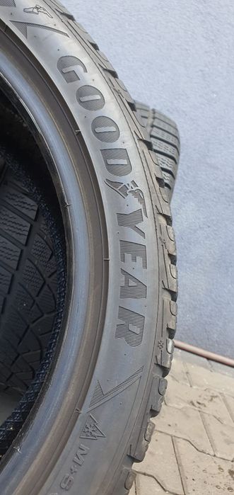 245/40/18 Goodyear  komplet zimowe