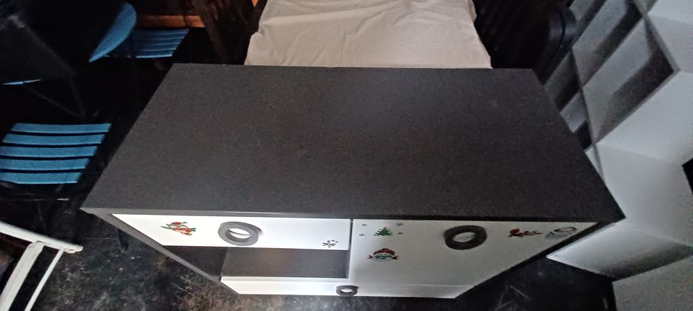 Cómoda branca com gavetas