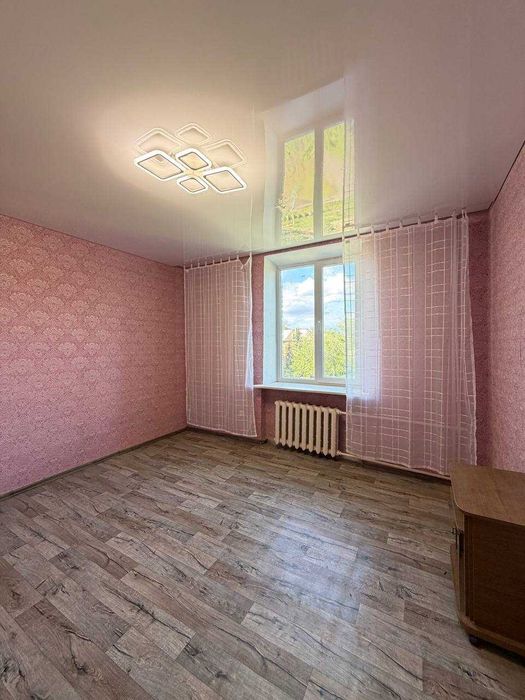Продаж 2-кімнатної квартири на 17 кварталі.Сталінка.