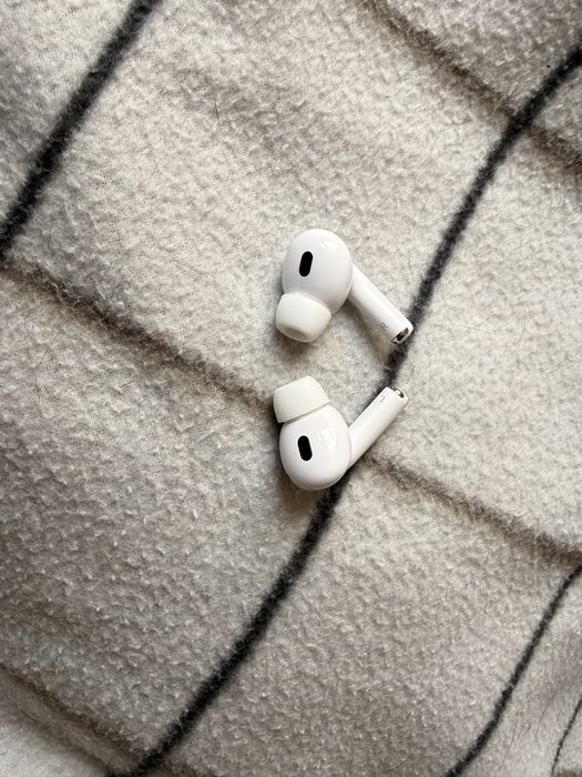 лівий і правий навушник air pods pro 2