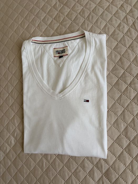 biała koszulka marki Tommy Hilfiger
