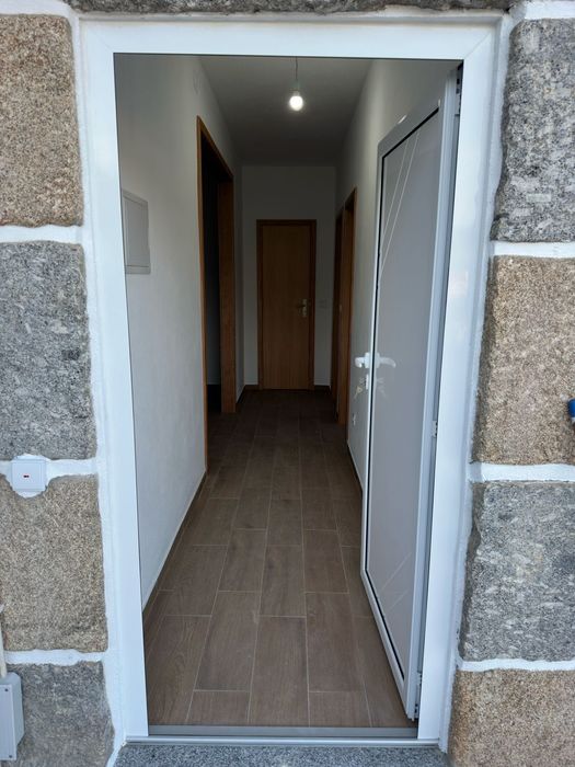 ARRENDA-SE T2- renovado R/chão com terraço