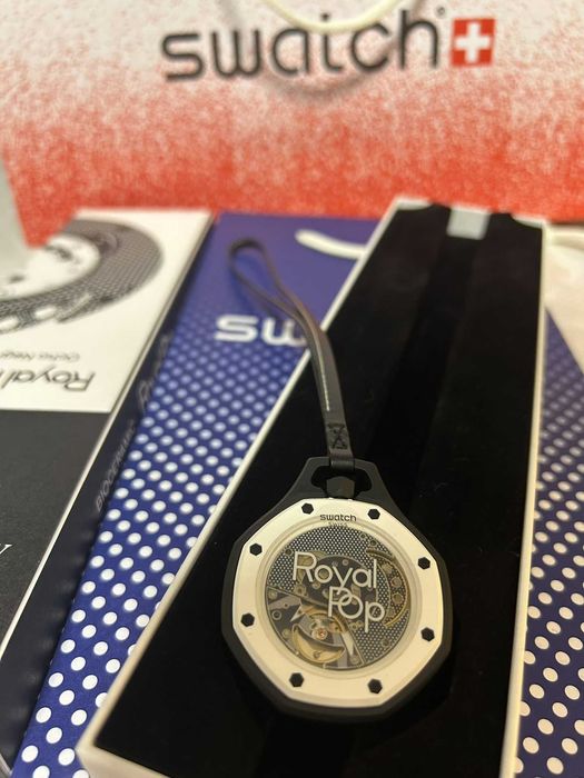 Swatch AP Ocho Negro – biały ośmiokąt, czarne detale, 90h rezerwy