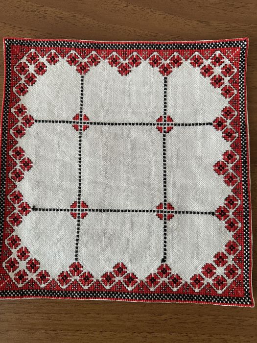 Вишивані вручну серветки