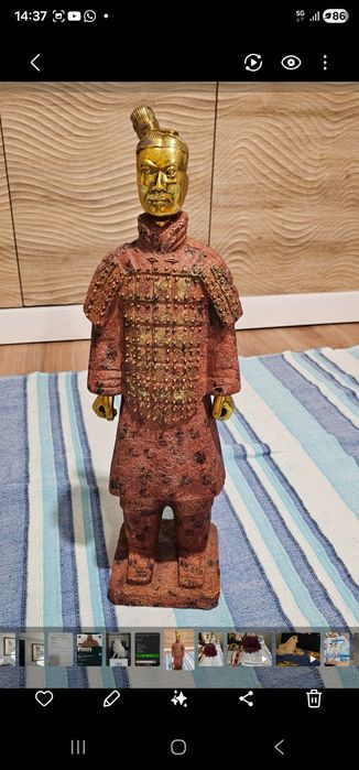 Rosto de Budda e estatua de bailarina tailandesa e soldado tarracota
