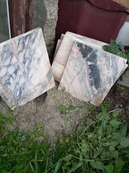 Мармурові плити, залишились невеликі розміри і