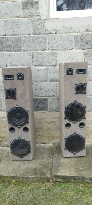 Kolumny estradowe z wbudowanym wzmacniaczem