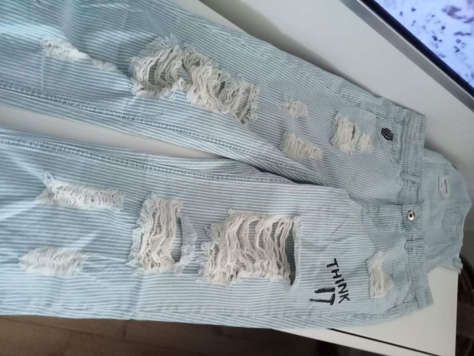 Spodnie ogrodniczki z przetarciami, spodnie boyfriend jeansy