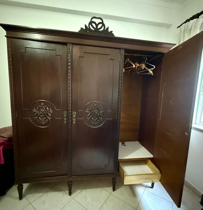 Mobília de quarto clássico em madeira