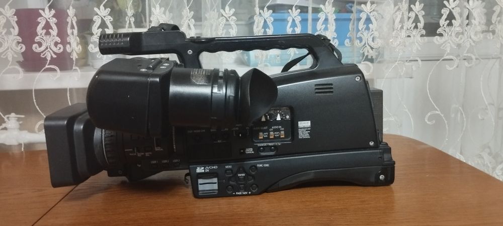 Продам видеокамеру Panasonic AG-HMC 84