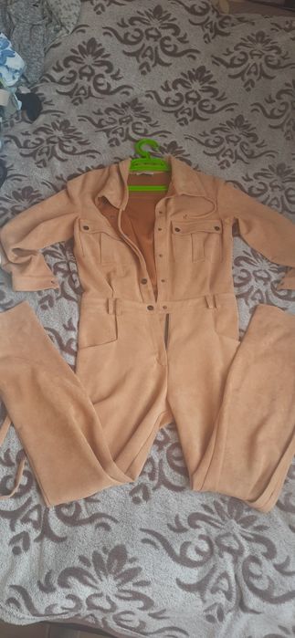 Стильний жіночий вельветовий комбінезон