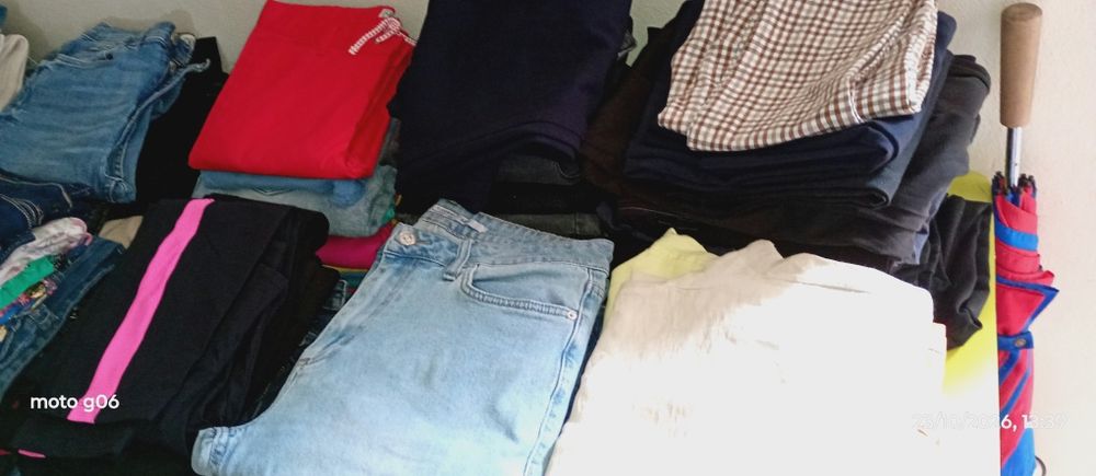 Lotes de roupa semi nova 100 peças cada lote, quem escolhe as peças do lote é o cliente