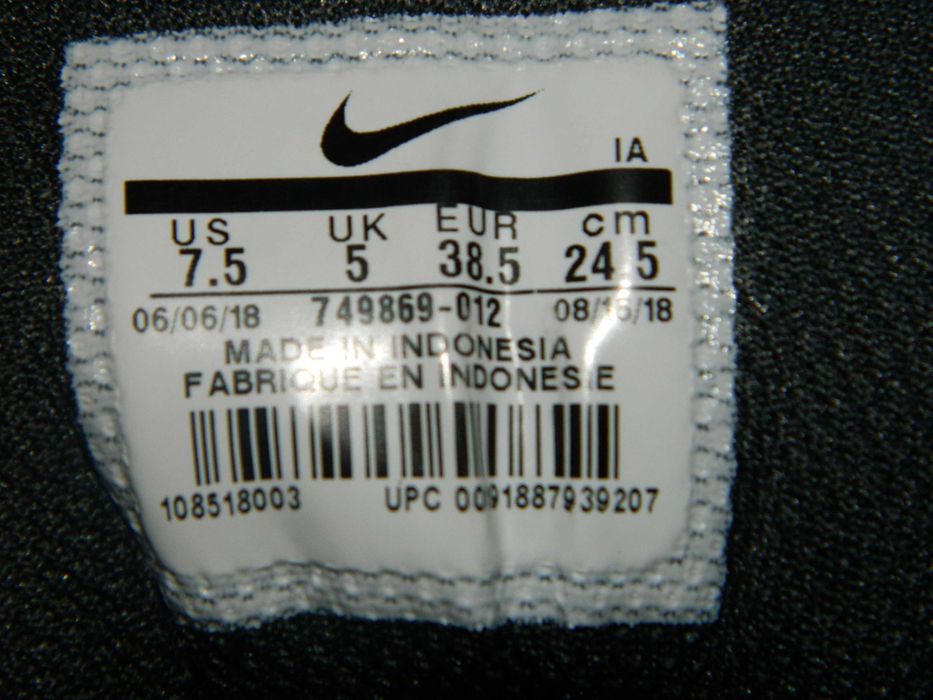 Кроссовки кожаные  NIKE фирменные оригинал размер-38,5 стелька- 24,5см
