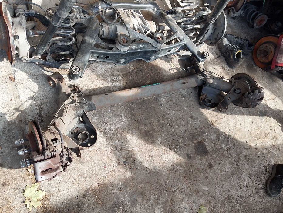 toyota auris e18 2015r sedan benzyna belka  tył tylna oś zawieszenia kompletna