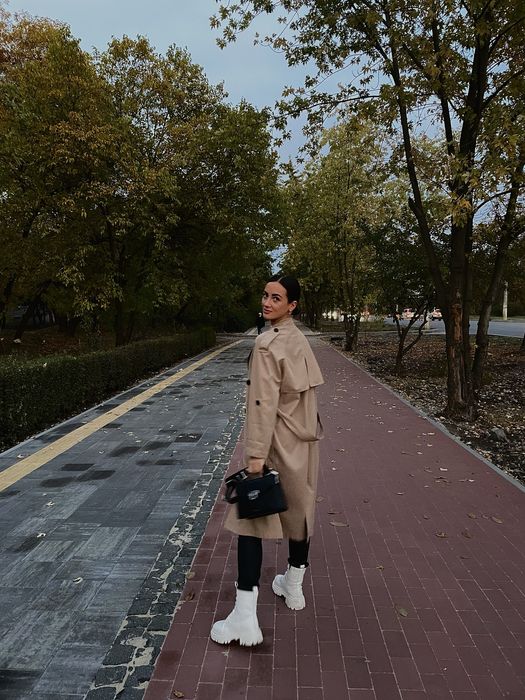 Бежевий тренч з поясом