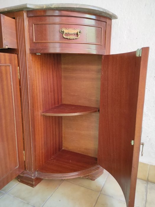Sapateira em madeira com tampo de pedra (removível)