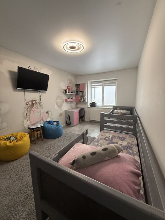 Трьох кімнатна квартира в тихому районі ,готова до проживанняя